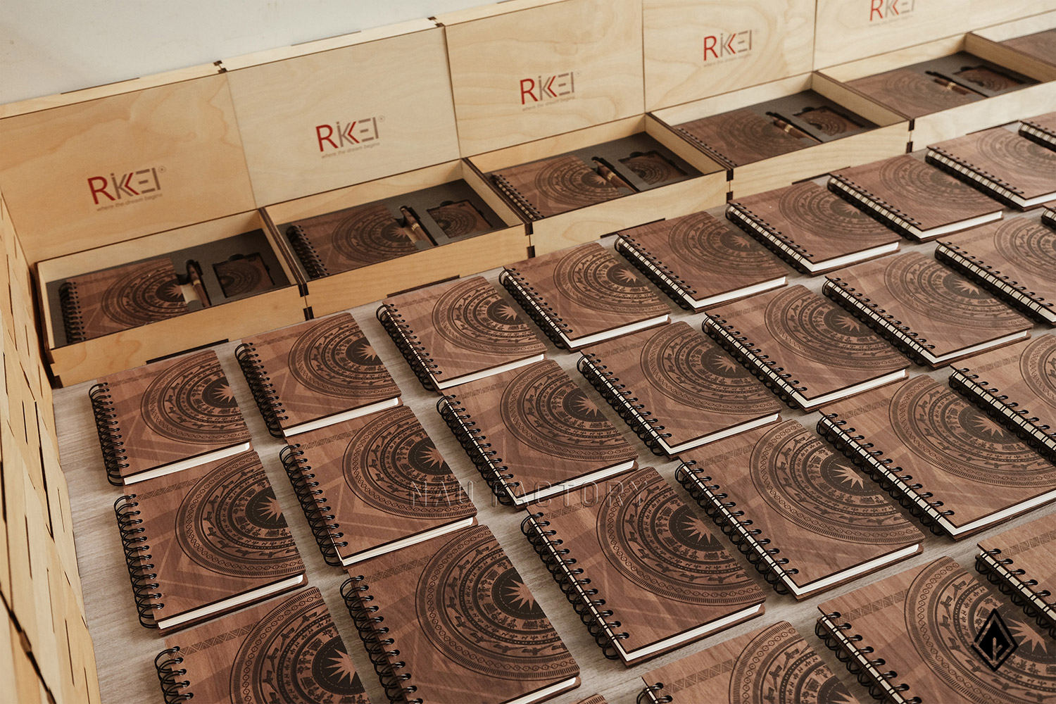 bút và sổ tay gỗ walnut