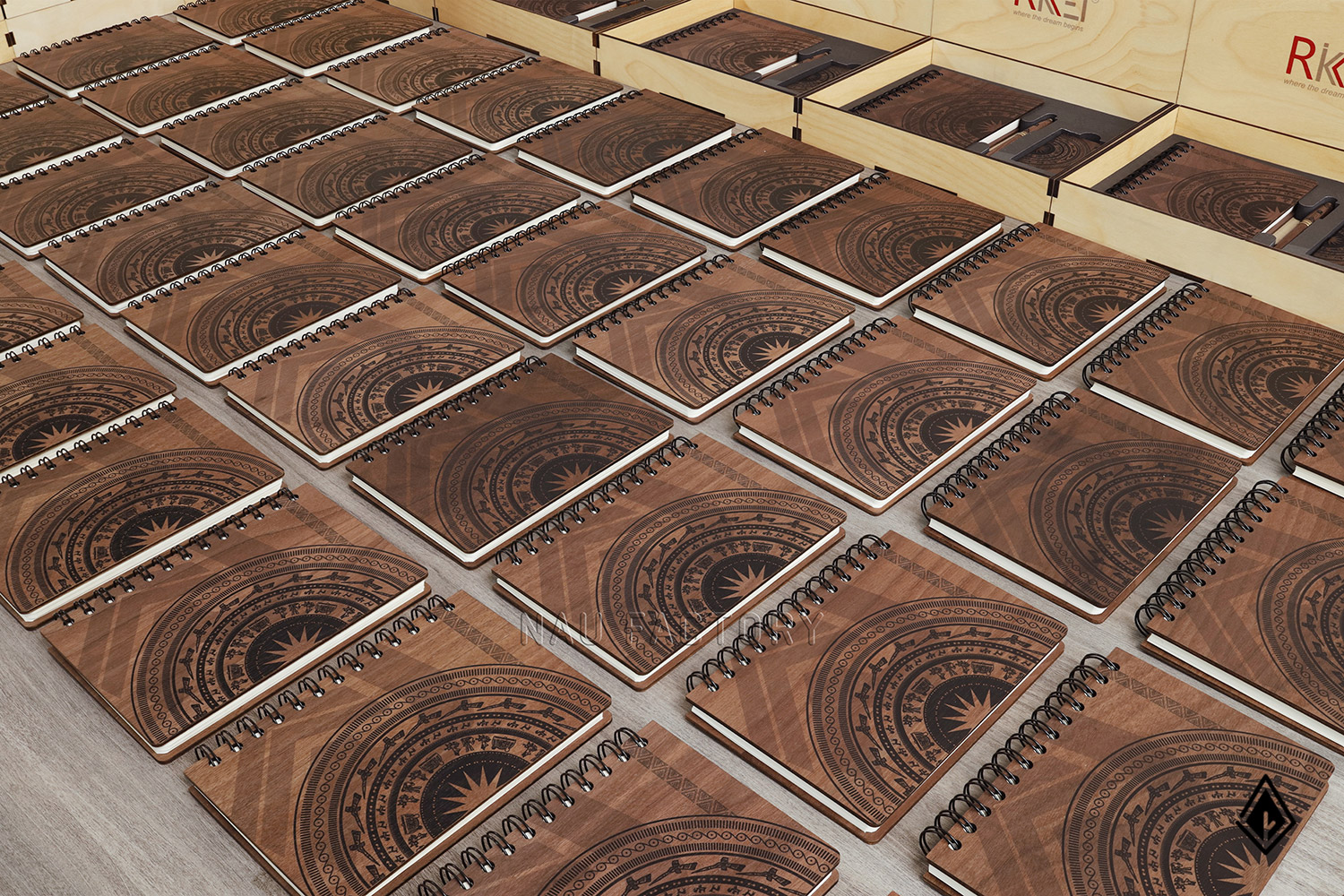 bút và sổ tay gỗ walnut