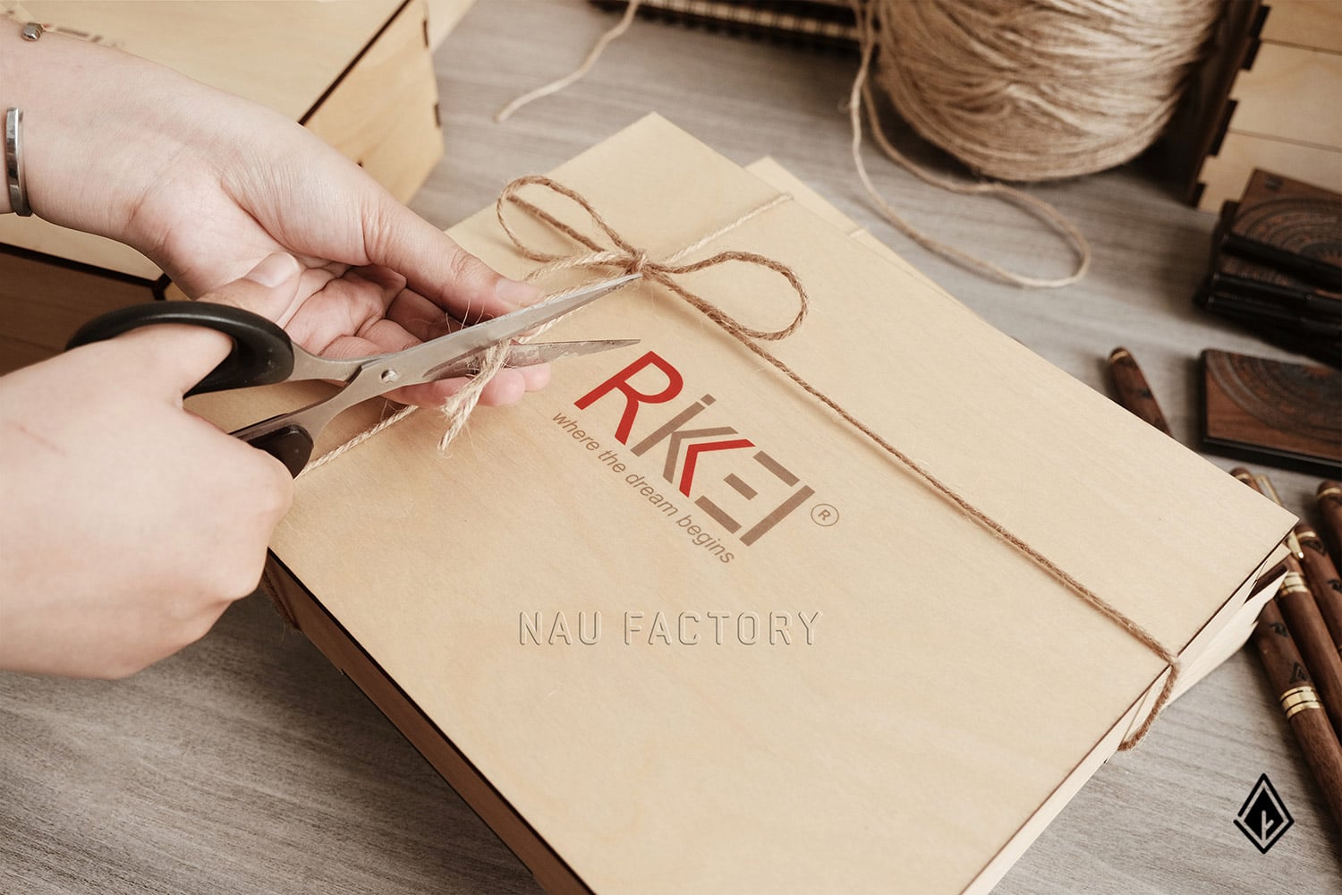 set sổ, bút và hộp namecard gỗ