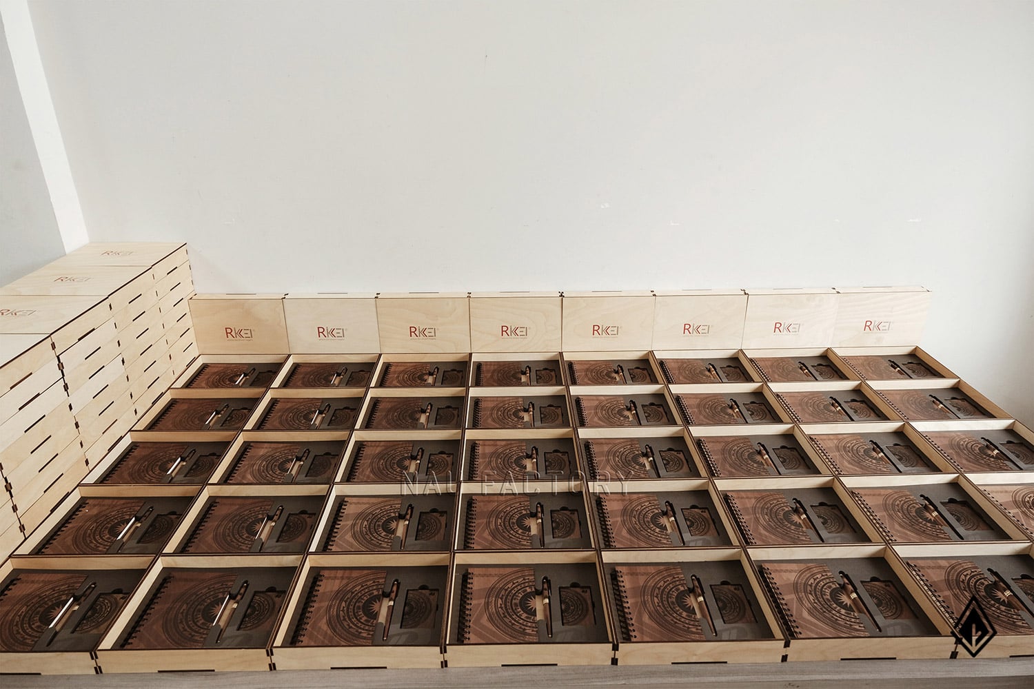 set sổ, bút và hộp namecard gỗ