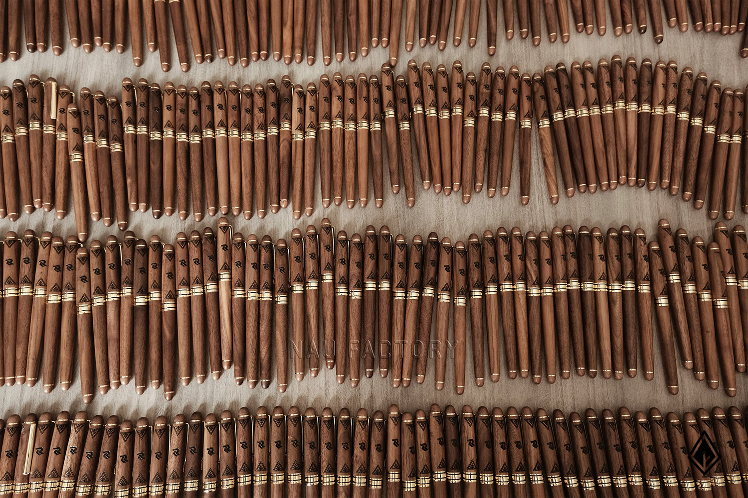 bút và sổ tay gỗ walnut