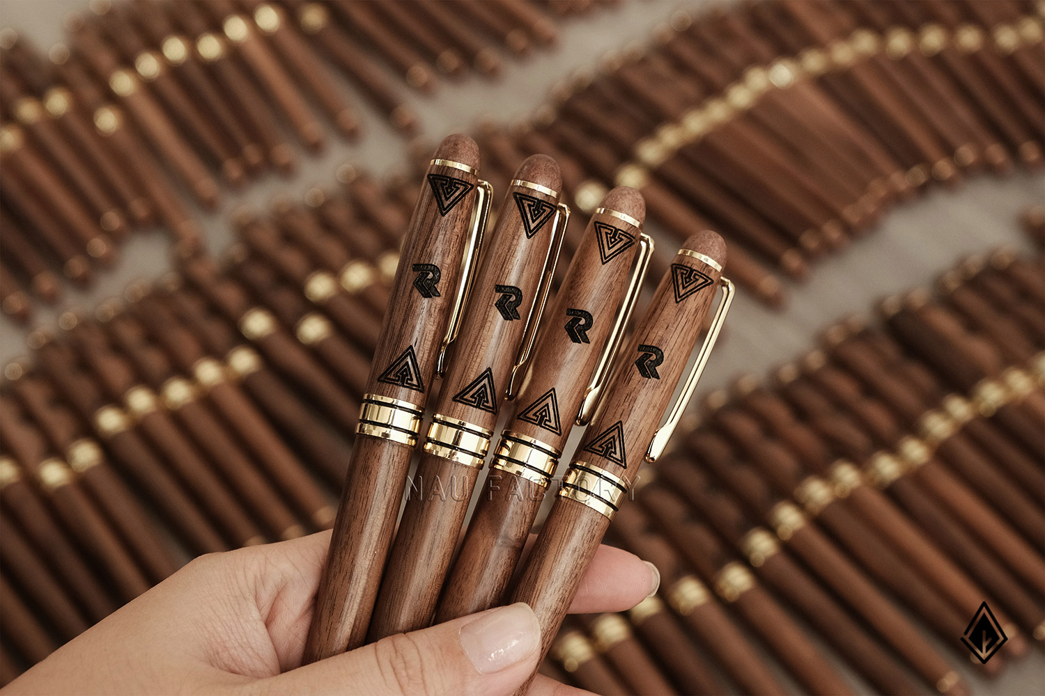 bút và sổ tay gỗ walnut