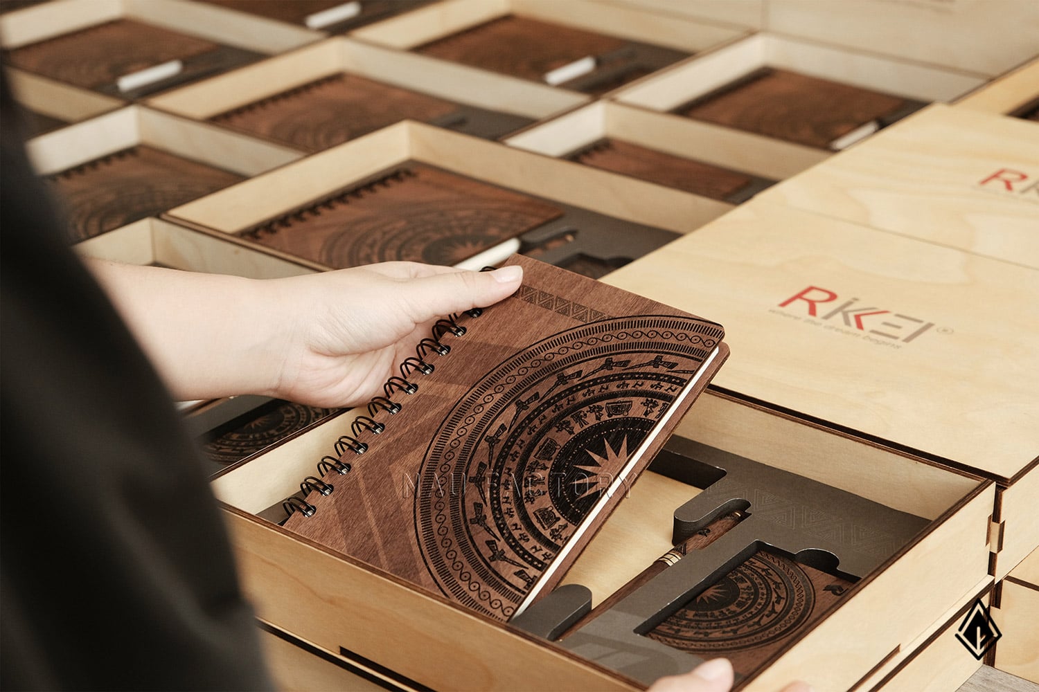 set sổ, bút và hộp namecard gỗ