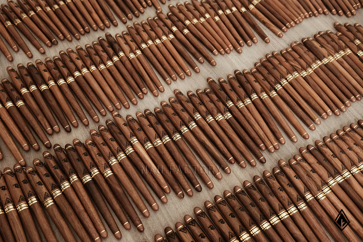 bút và sổ tay gỗ walnut