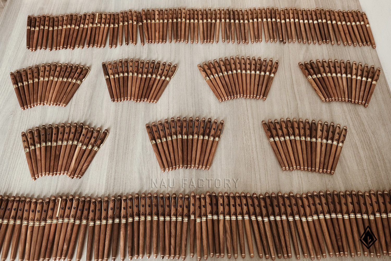 bút và sổ tay gỗ walnut