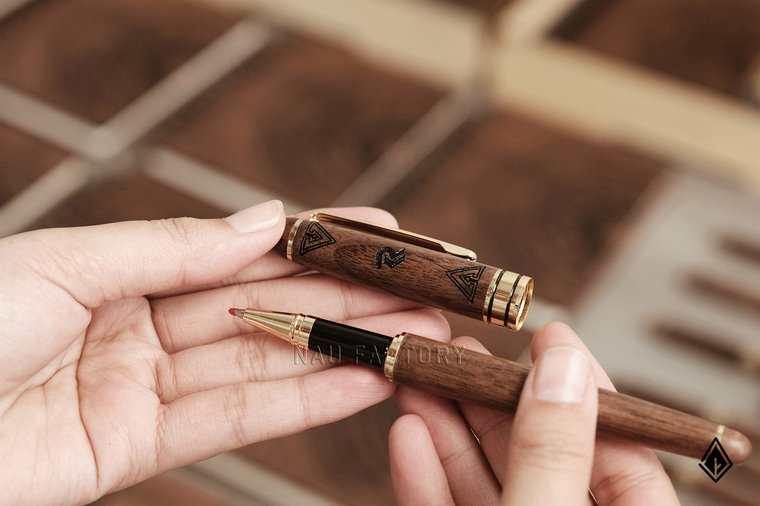 bút và sổ tay gỗ walnut