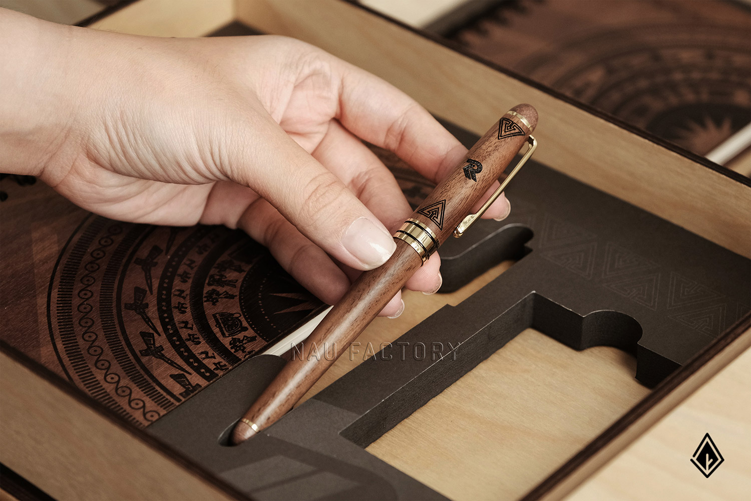 bút và sổ tay gỗ walnut