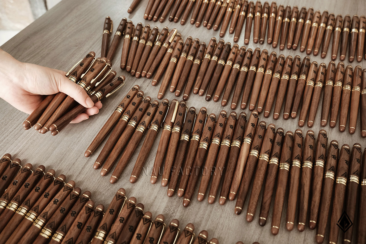 bút và sổ tay gỗ walnut