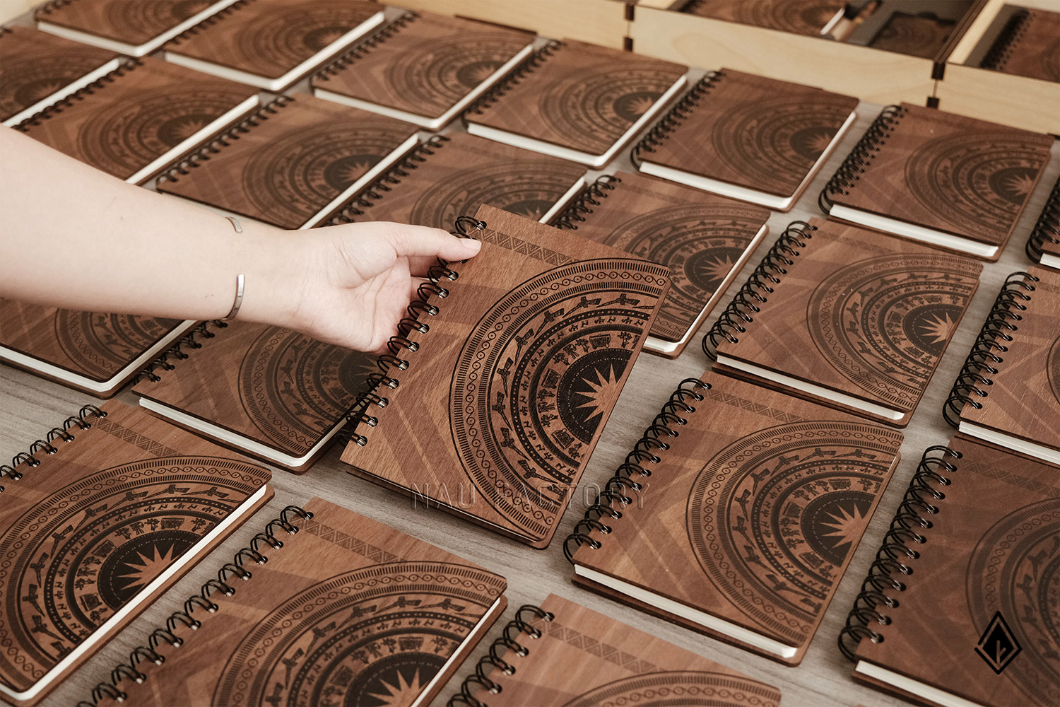 set sổ, bút và hộp namecard gỗ