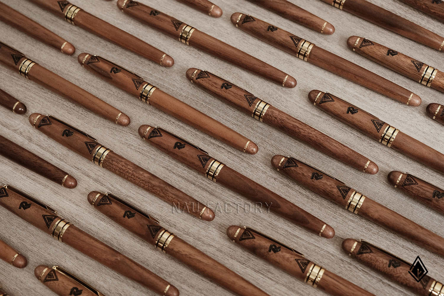 bút và sổ tay gỗ walnut