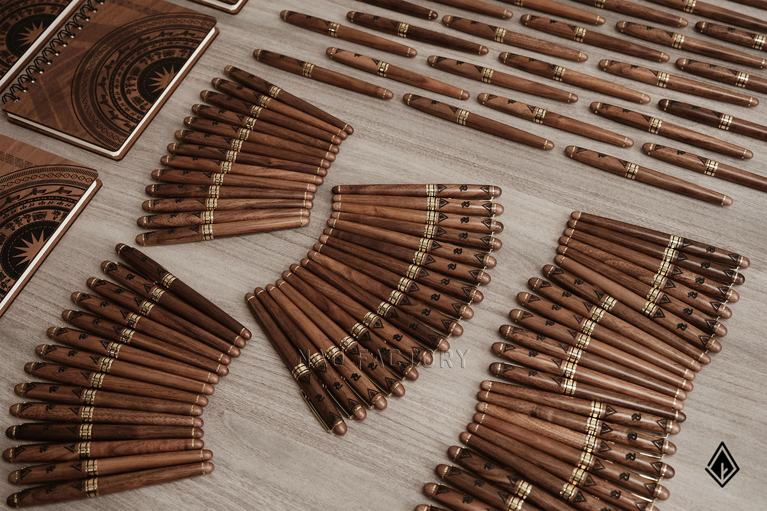 bút và sổ tay gỗ walnut