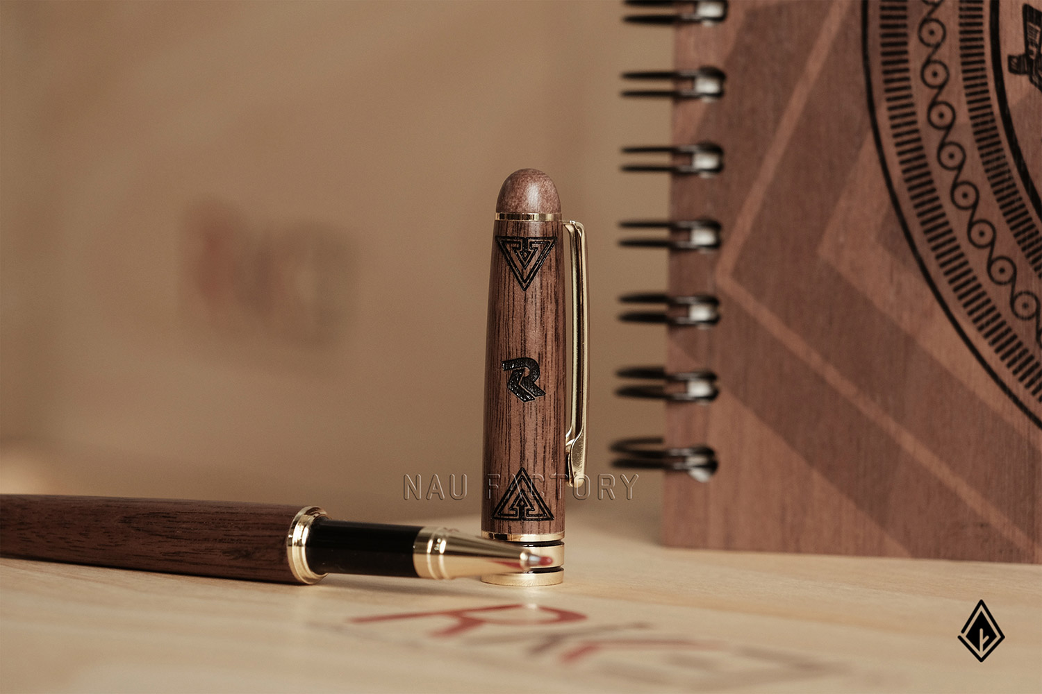bút và sổ tay gỗ walnut