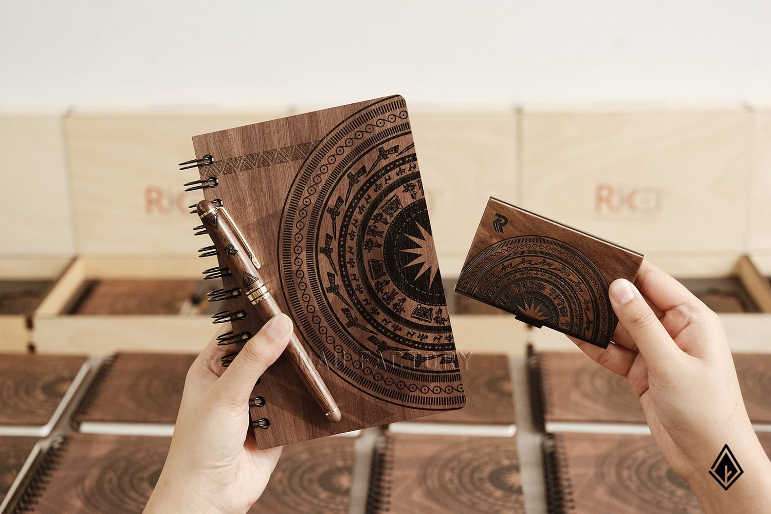 set sổ, bút và hộp namecard gỗ