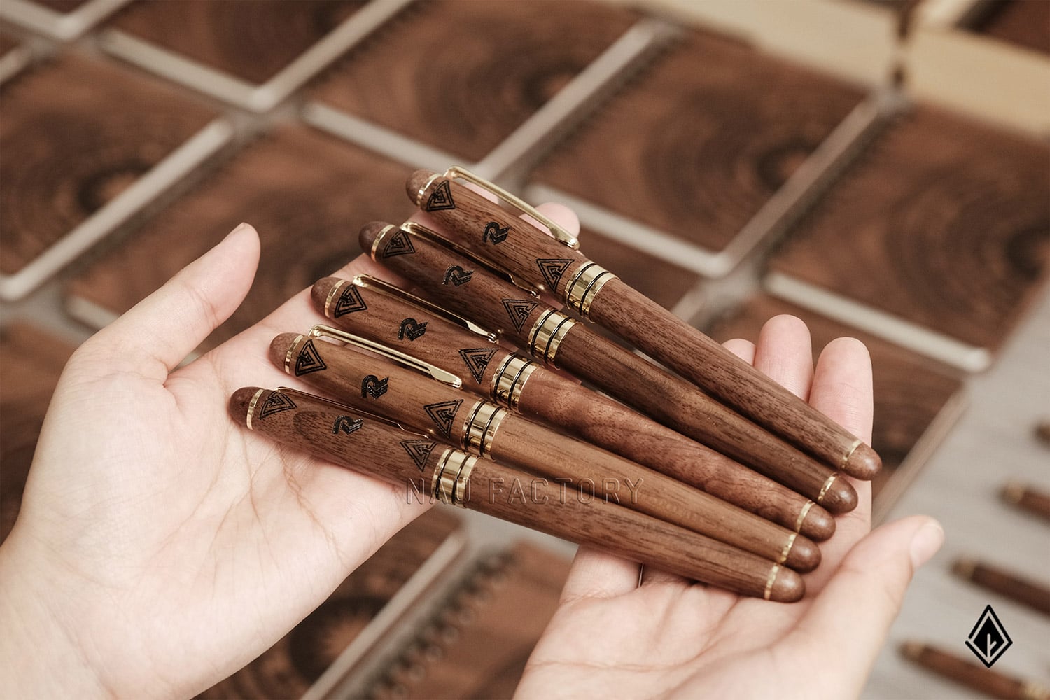 set sổ, bút và hộp namecard gỗ