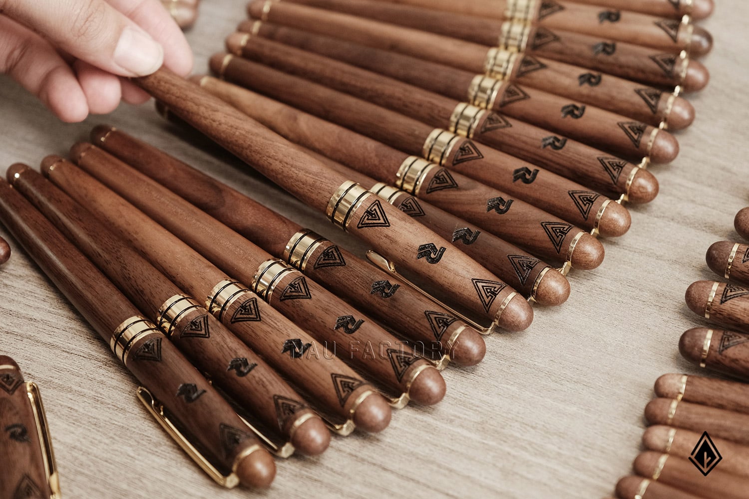 set sổ, bút và hộp namecard gỗ