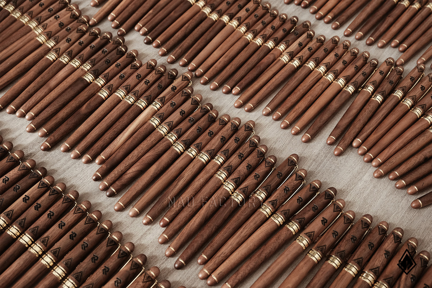 bút và sổ tay gỗ walnut