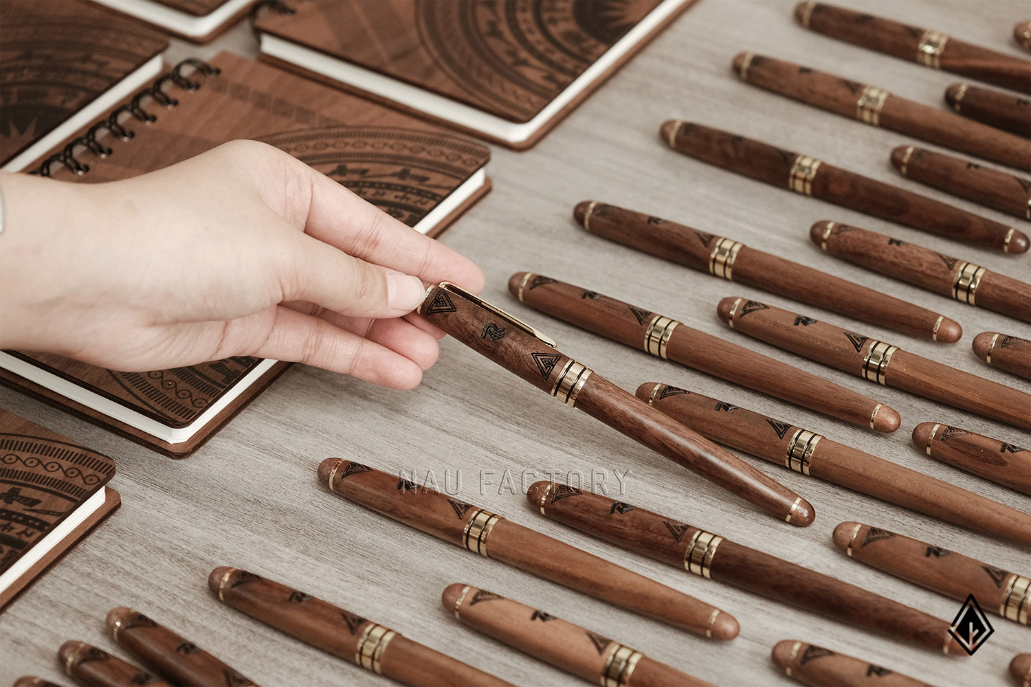 bút và sổ tay gỗ walnut