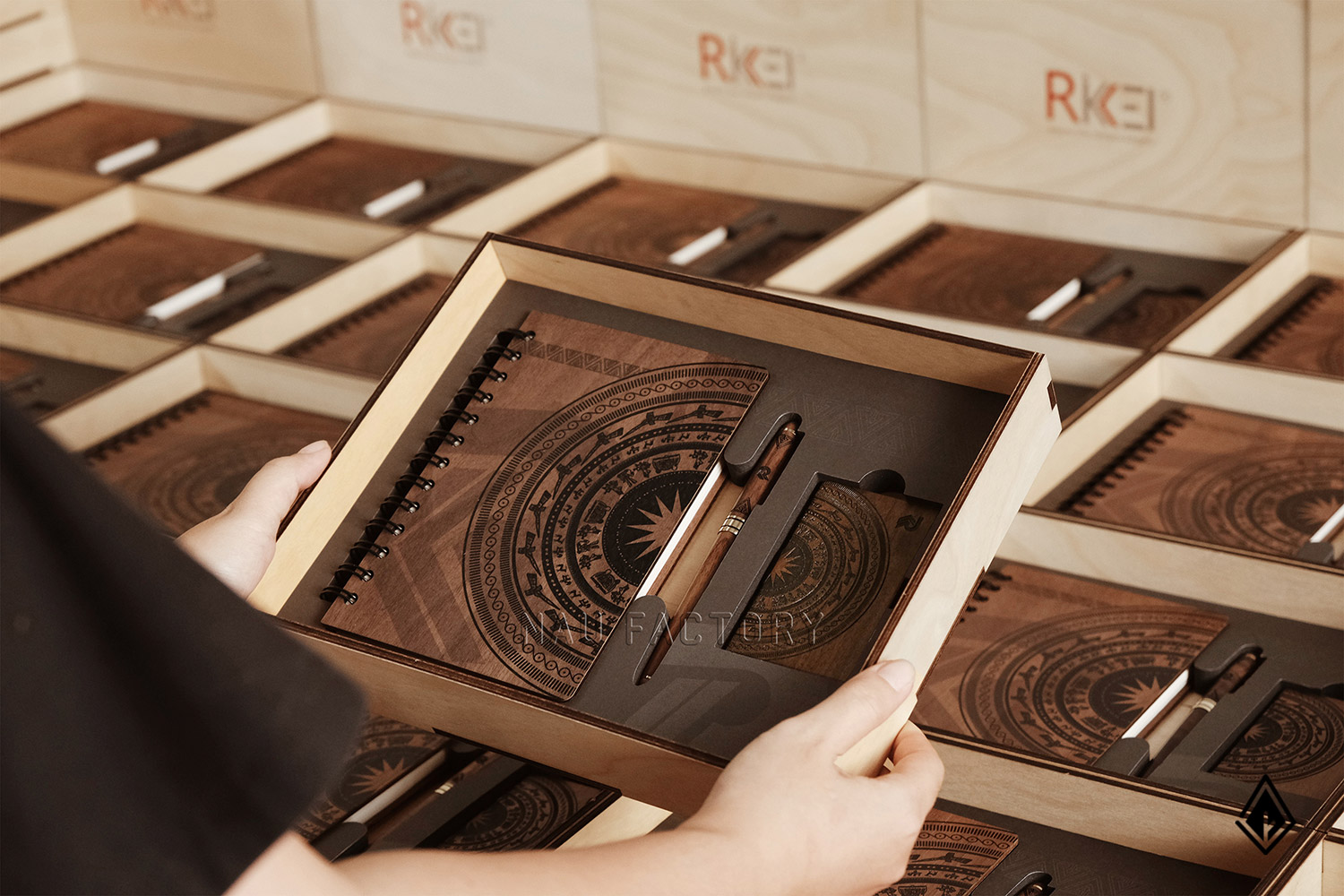 set sổ, bút và hộp namecard gỗ