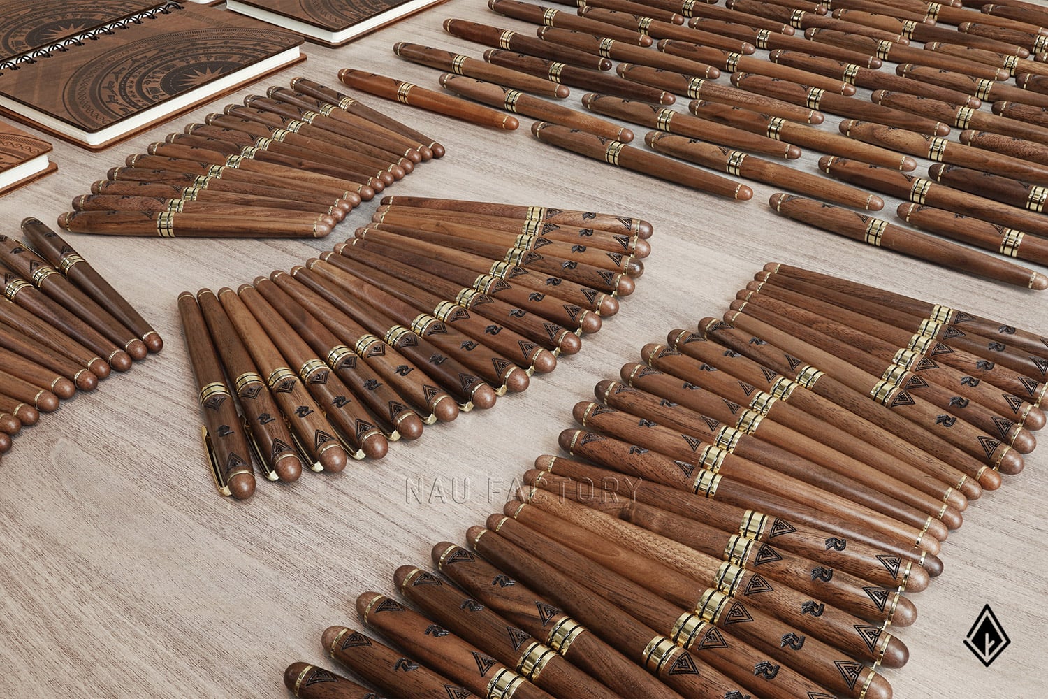 set sổ, bút và hộp namecard gỗ