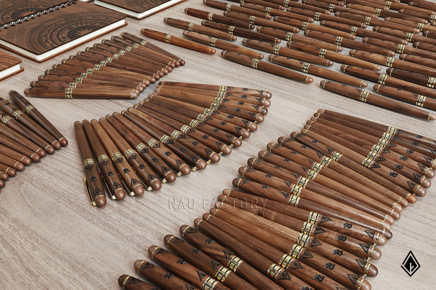 bút và sổ tay gỗ walnut