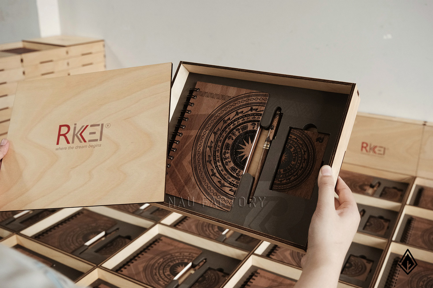 set sổ, bút và hộp namecard gỗ