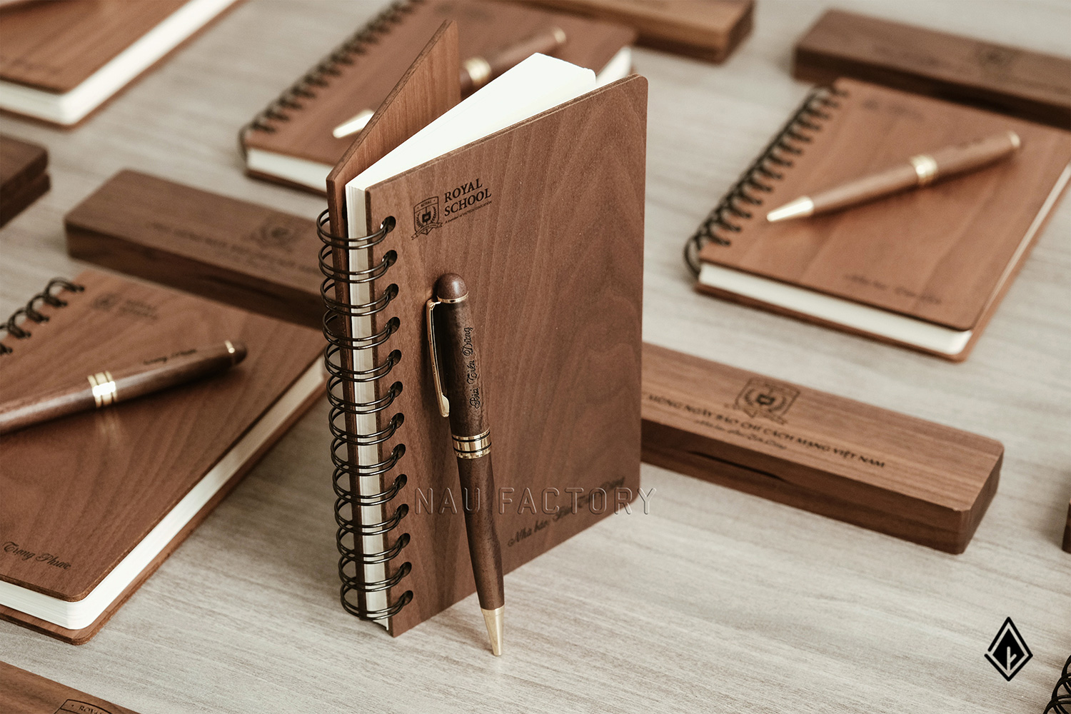 set sổ, bút và hộp bút gỗ