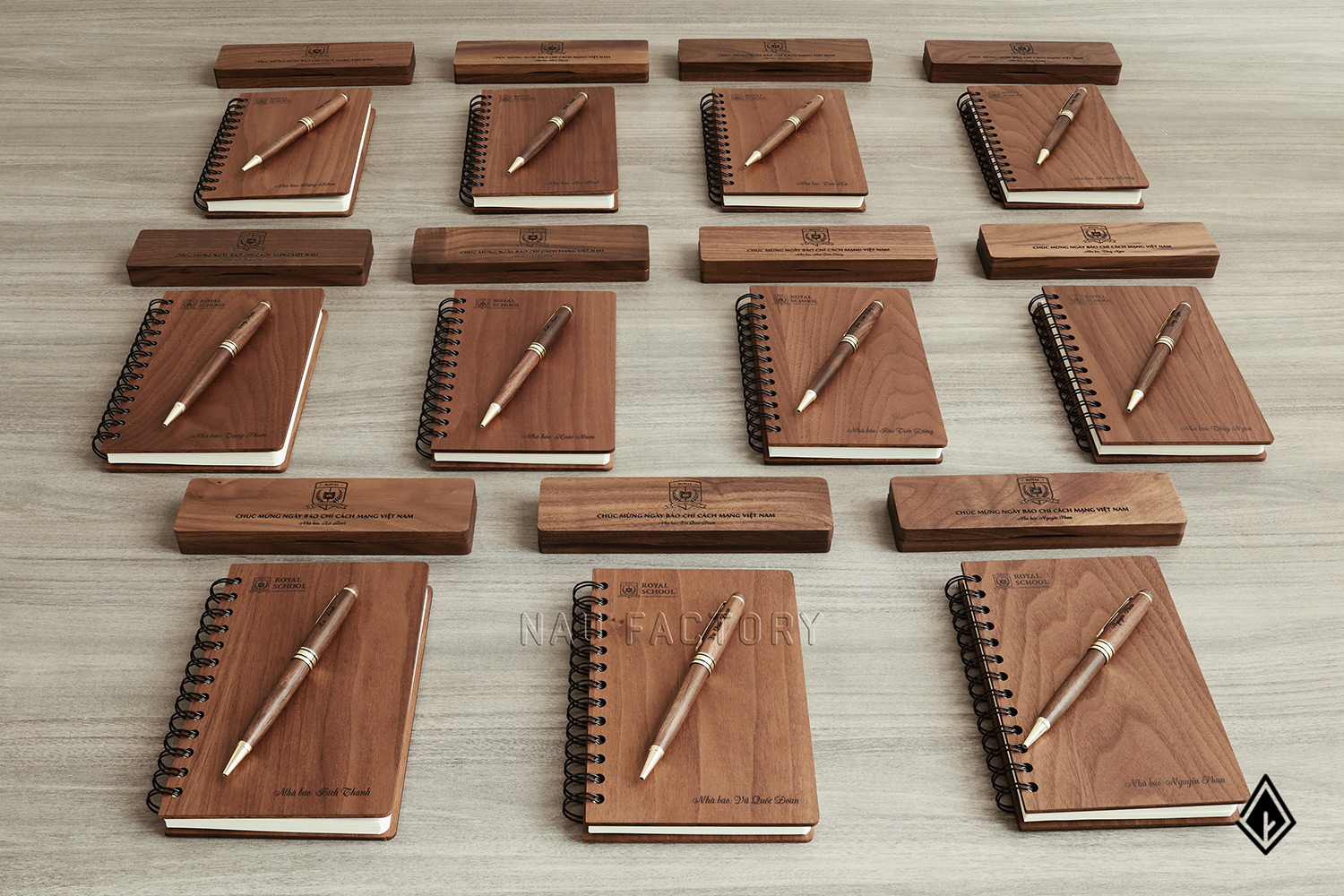set sổ, bút và hộp bút gỗ