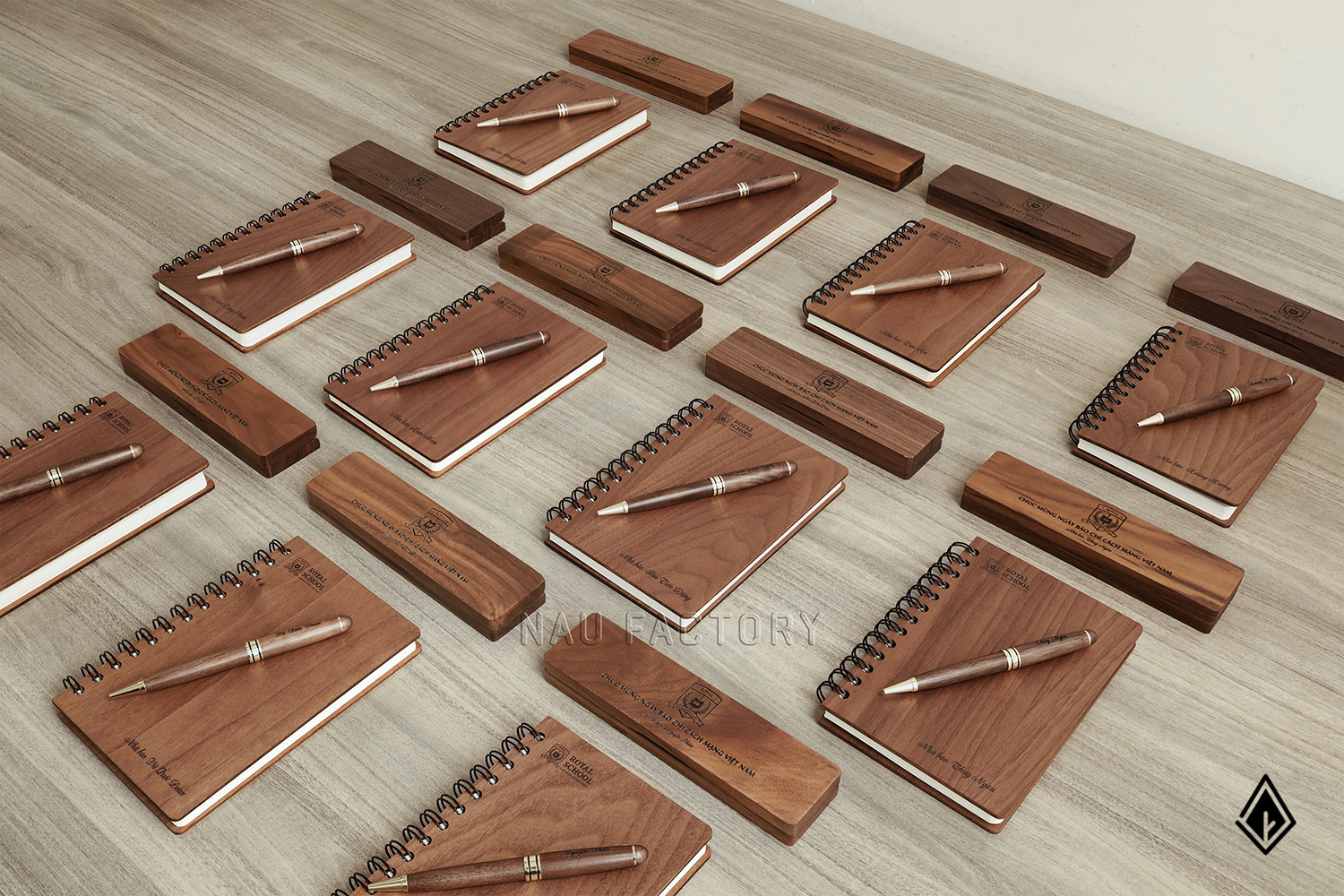set sổ, bút và hộp bút gỗ