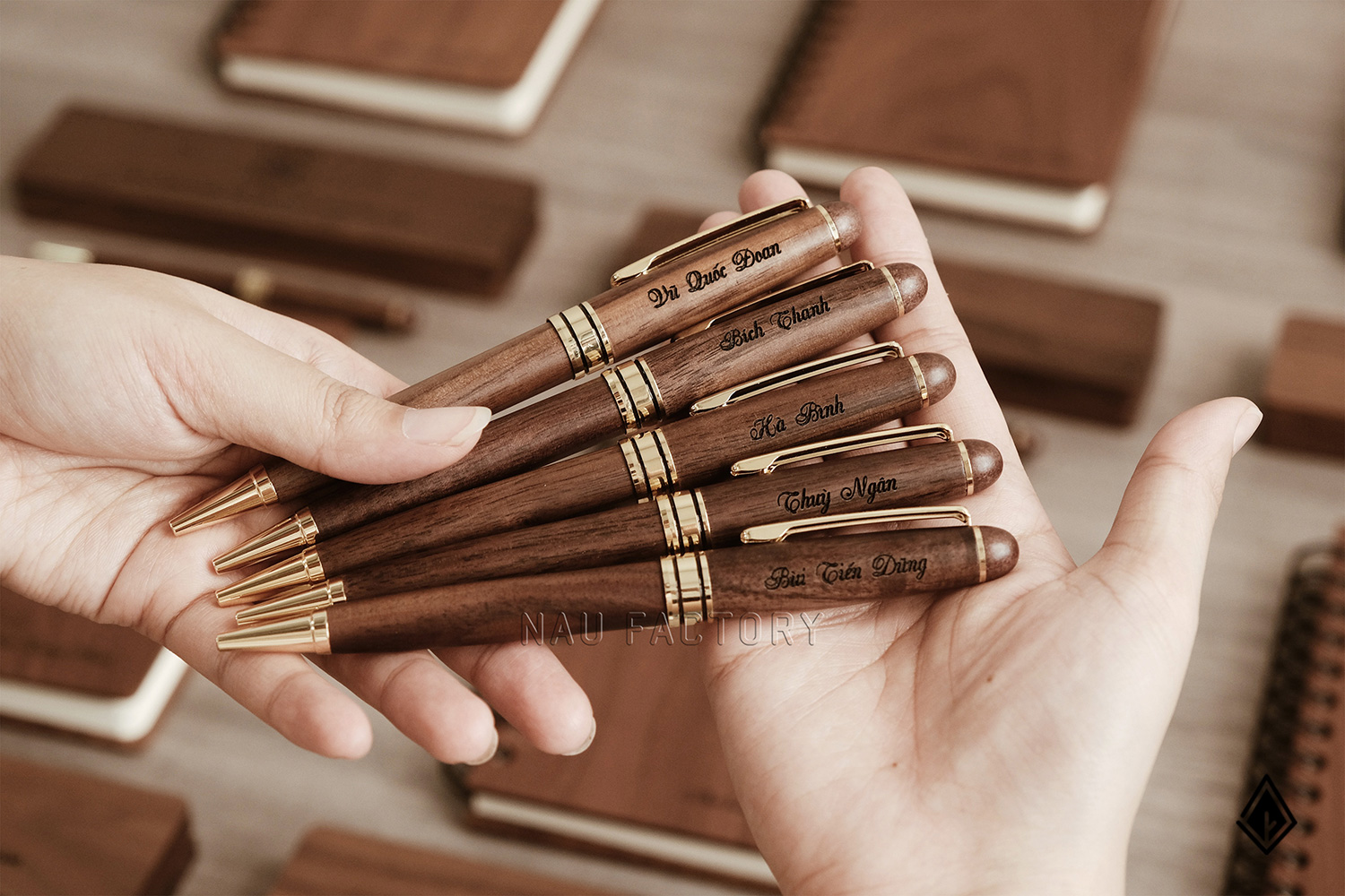 set sổ, bút và hộp bút gỗ