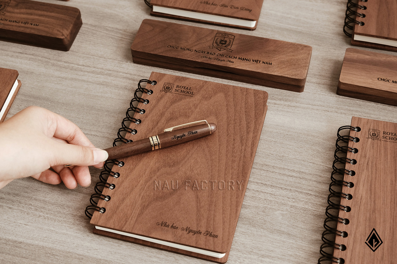 set sổ, bút và hộp bút gỗ