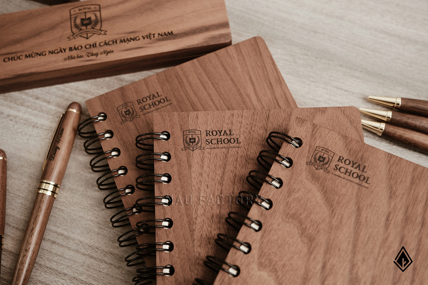 set sổ, bút và hộp bút gỗ