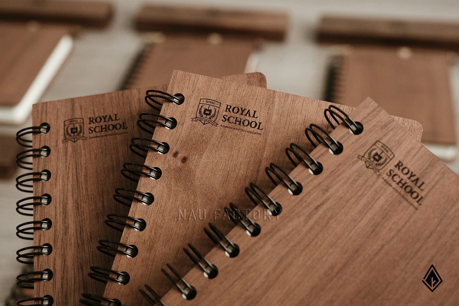 set sổ, bút và hộp bút gỗ