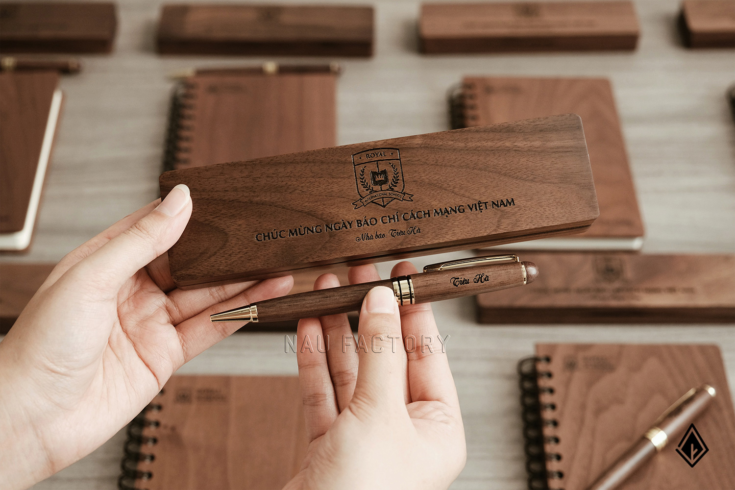 set sổ, bút và hộp bút gỗ