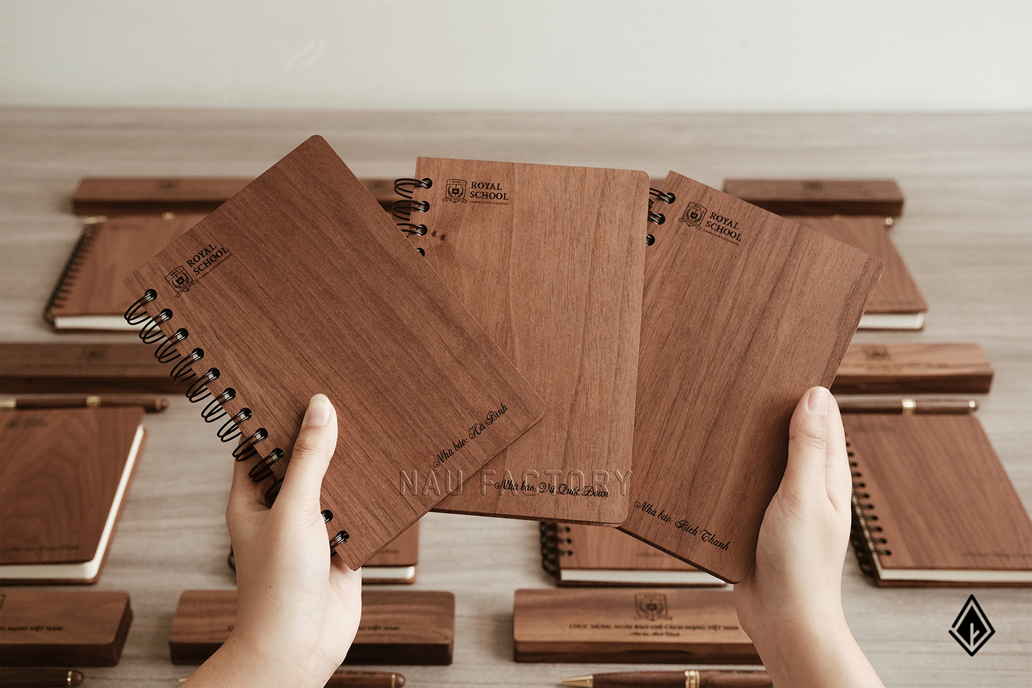 set sổ, bút và hộp bút gỗ