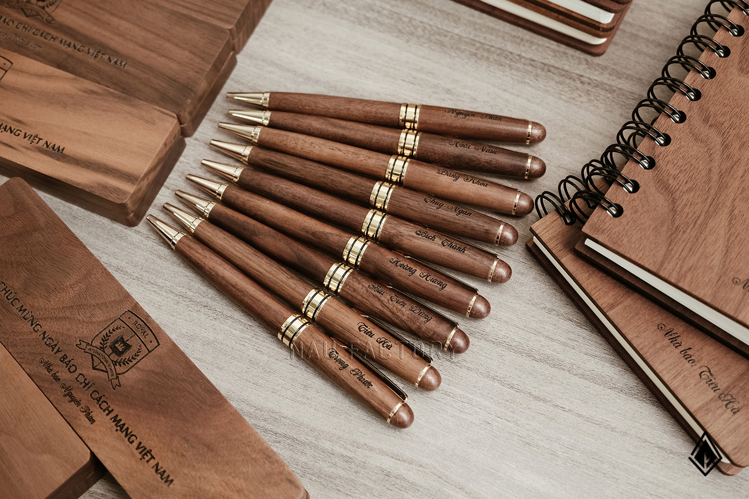 set sổ, bút và hộp bút gỗ