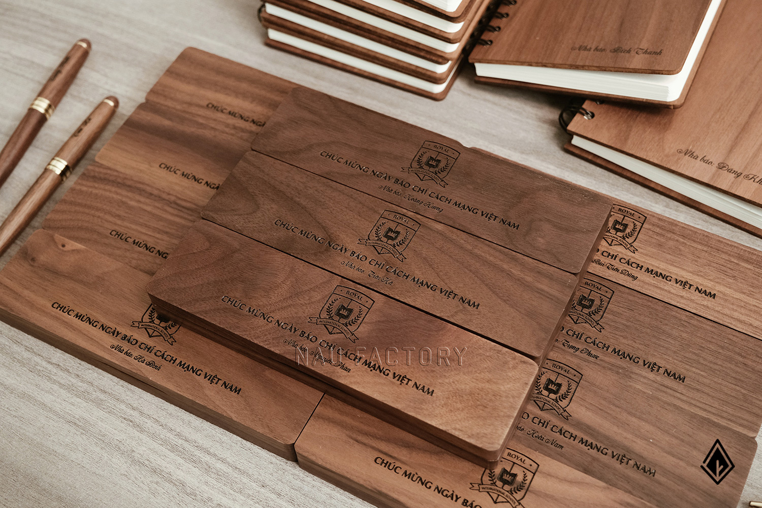 set sổ, bút và hộp bút gỗ