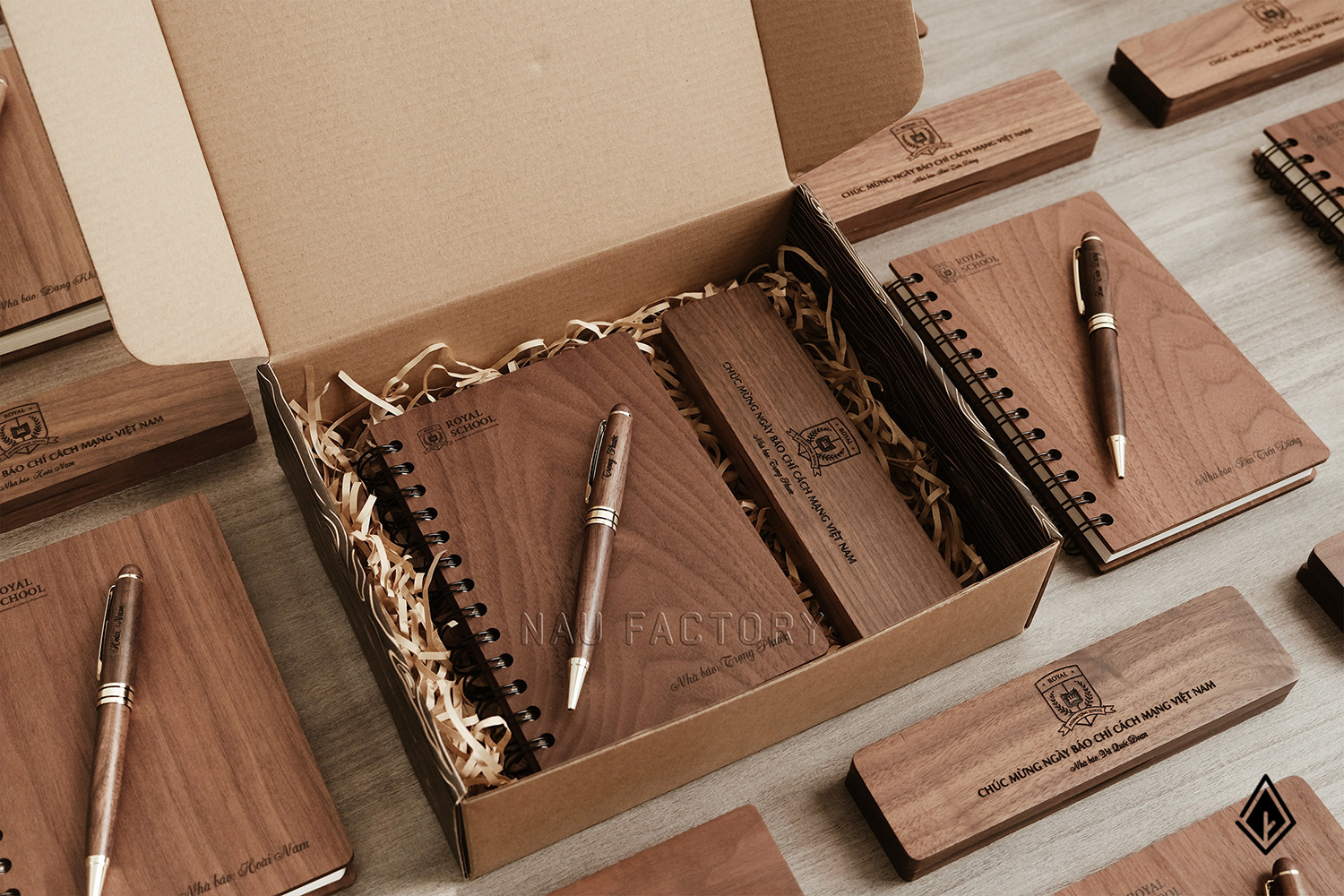set sổ, bút và hộp bút gỗ