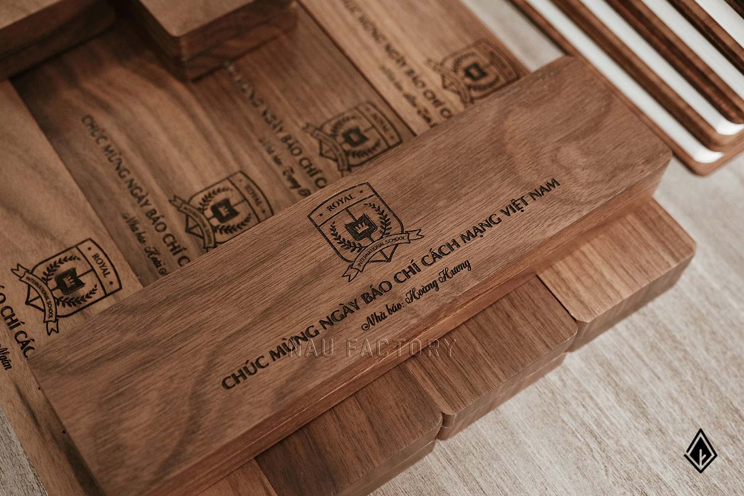 set sổ, bút và hộp bút gỗ