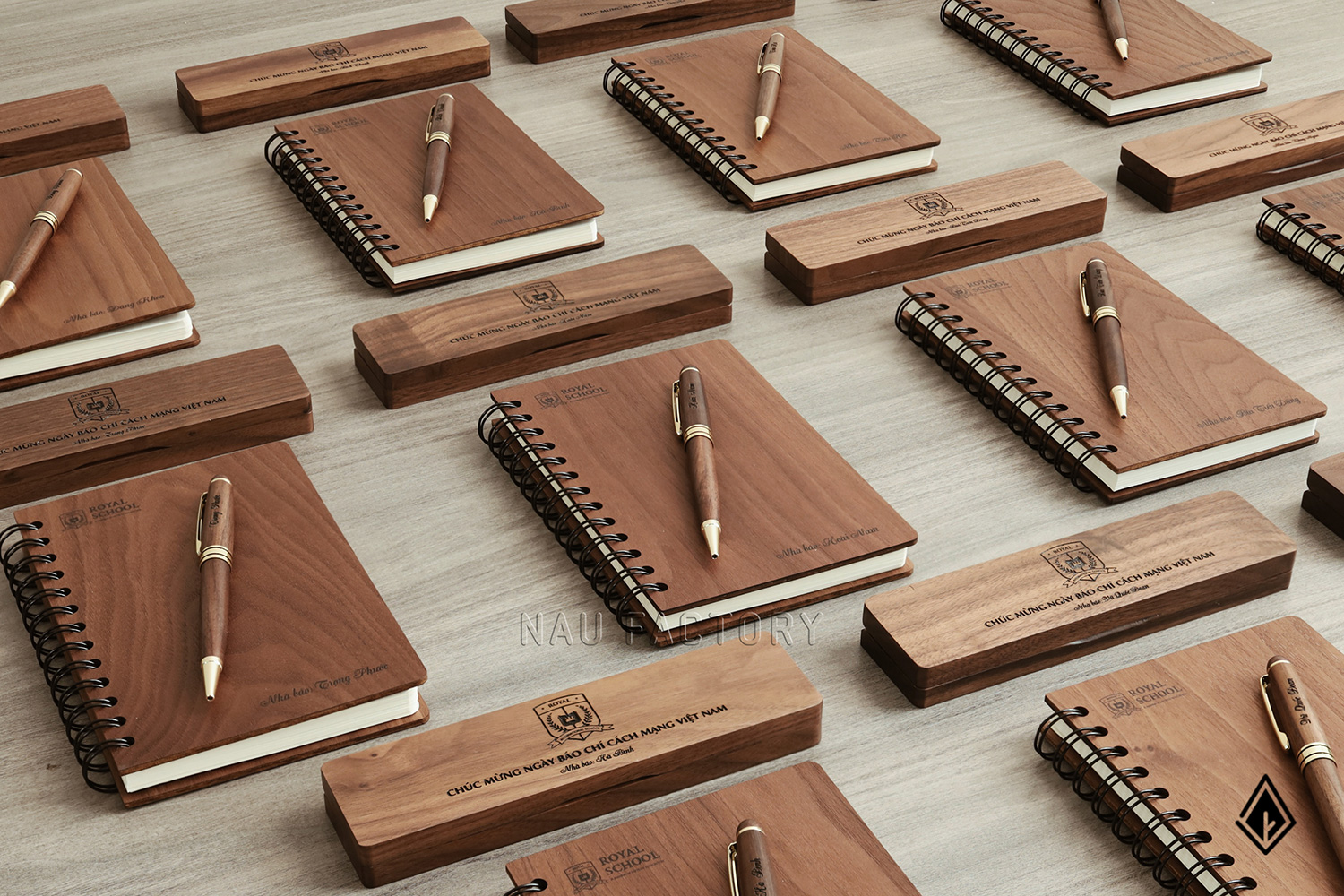 set sổ, bút và hộp bút gỗ