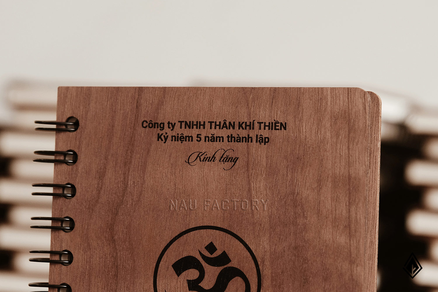 Tại sao sổ tay gỗ Walnut in theo yêu cầu là lựa chọn tri ân hoàn hảo?