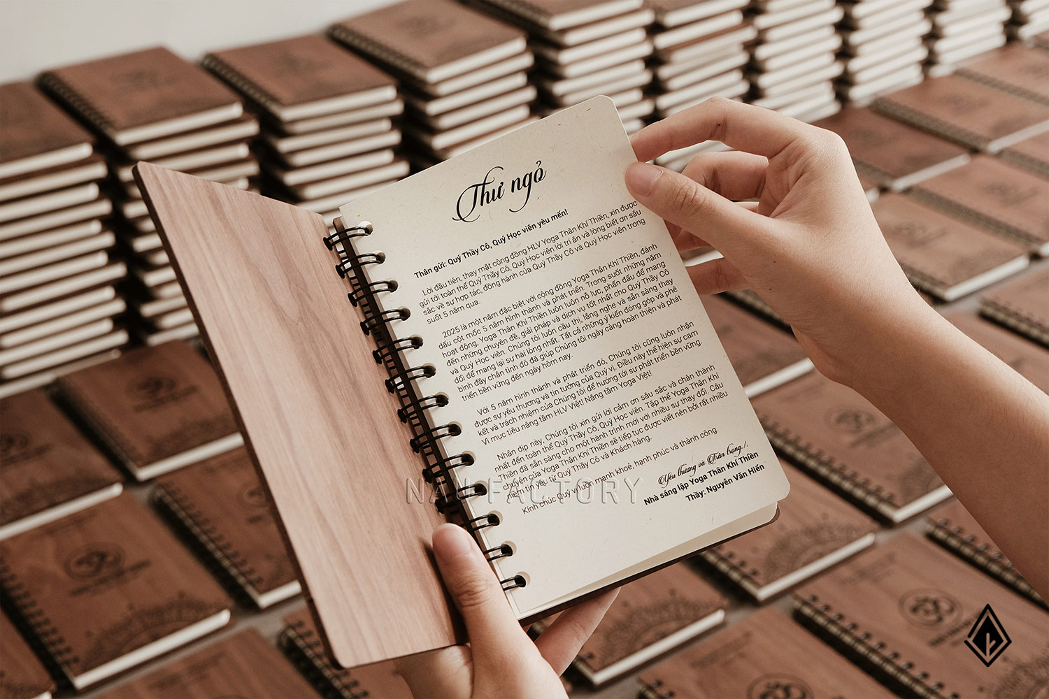 Tại sao sổ tay gỗ Walnut in theo yêu cầu là lựa chọn tri ân hoàn hảo?