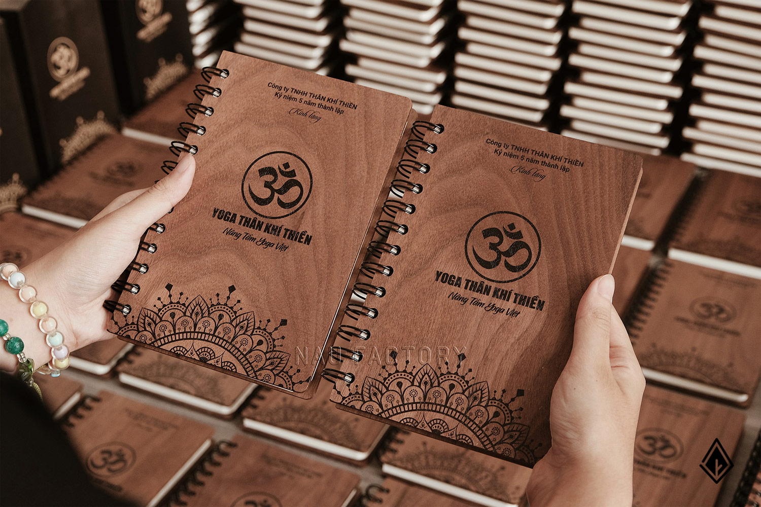Tại sao sổ tay gỗ Walnut in theo yêu cầu là lựa chọn tri ân hoàn hảo?