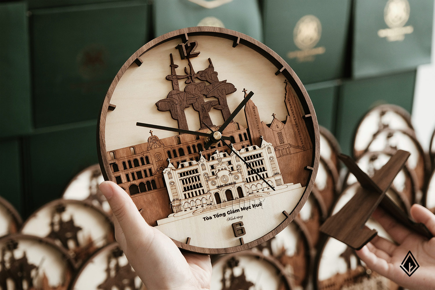 Từ biểu tượng kiến trúc đến đồng hồ gỗ đa tầng độc đáo