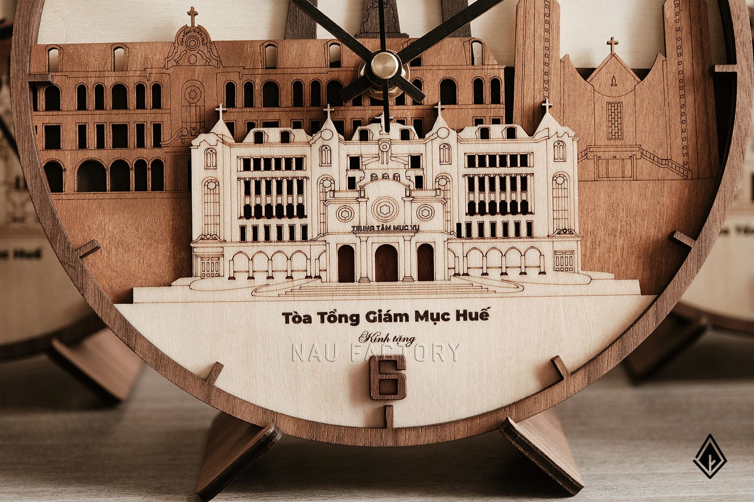 Từ biểu tượng kiến trúc đến đồng hồ gỗ đa tầng độc đáo