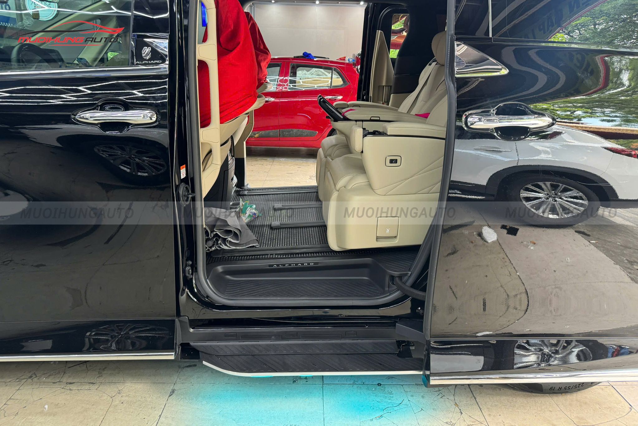 Bậc bước chân điện Toyota Alphard 2025