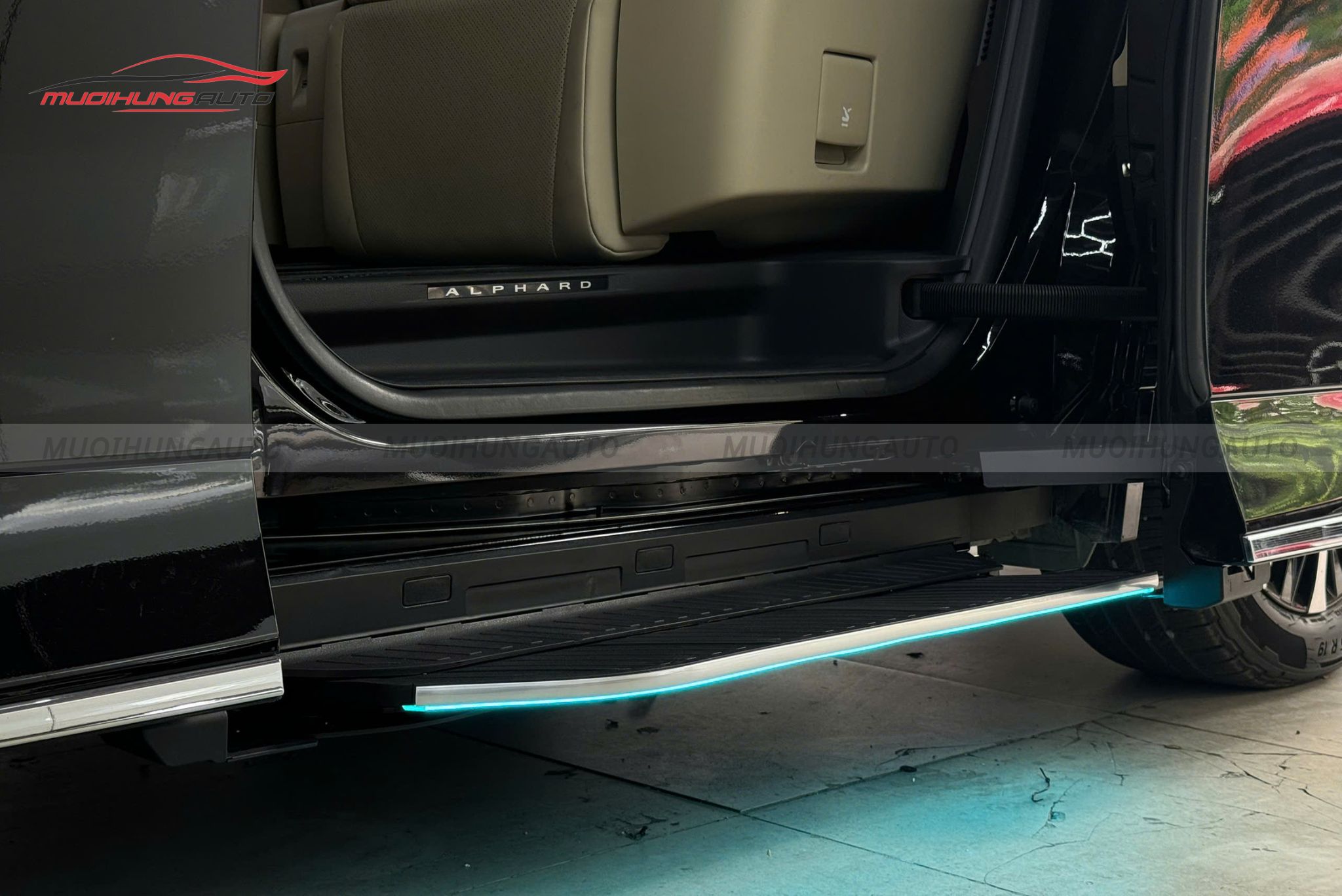 Bậc bước chân điện Toyota Alphard 2026