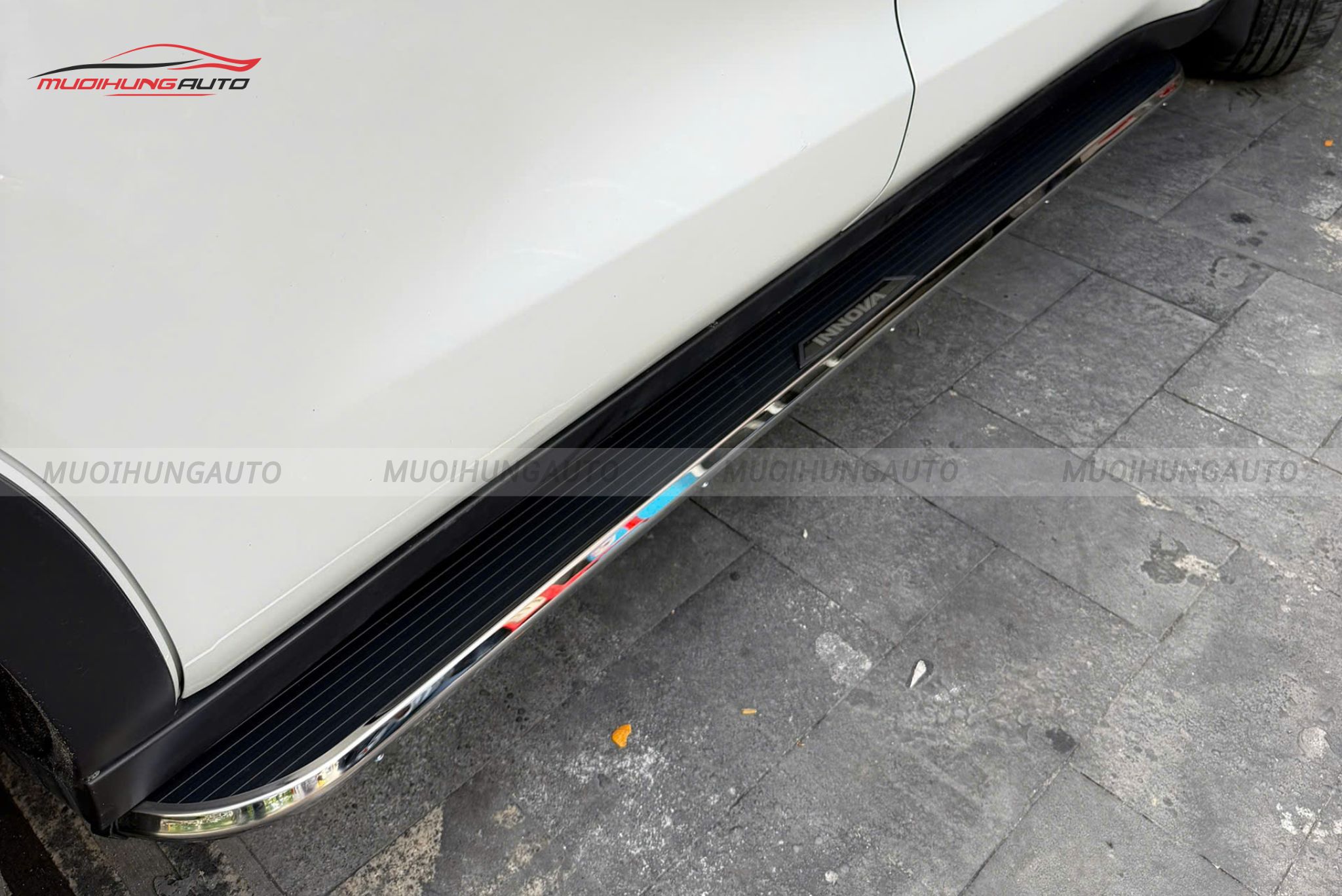 Bậc bước chân Toyota Innova 2026
