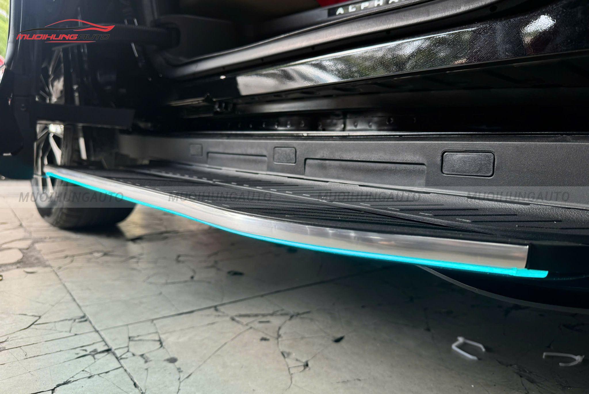 Bệ bước chân điện Toyota Alphard 2025