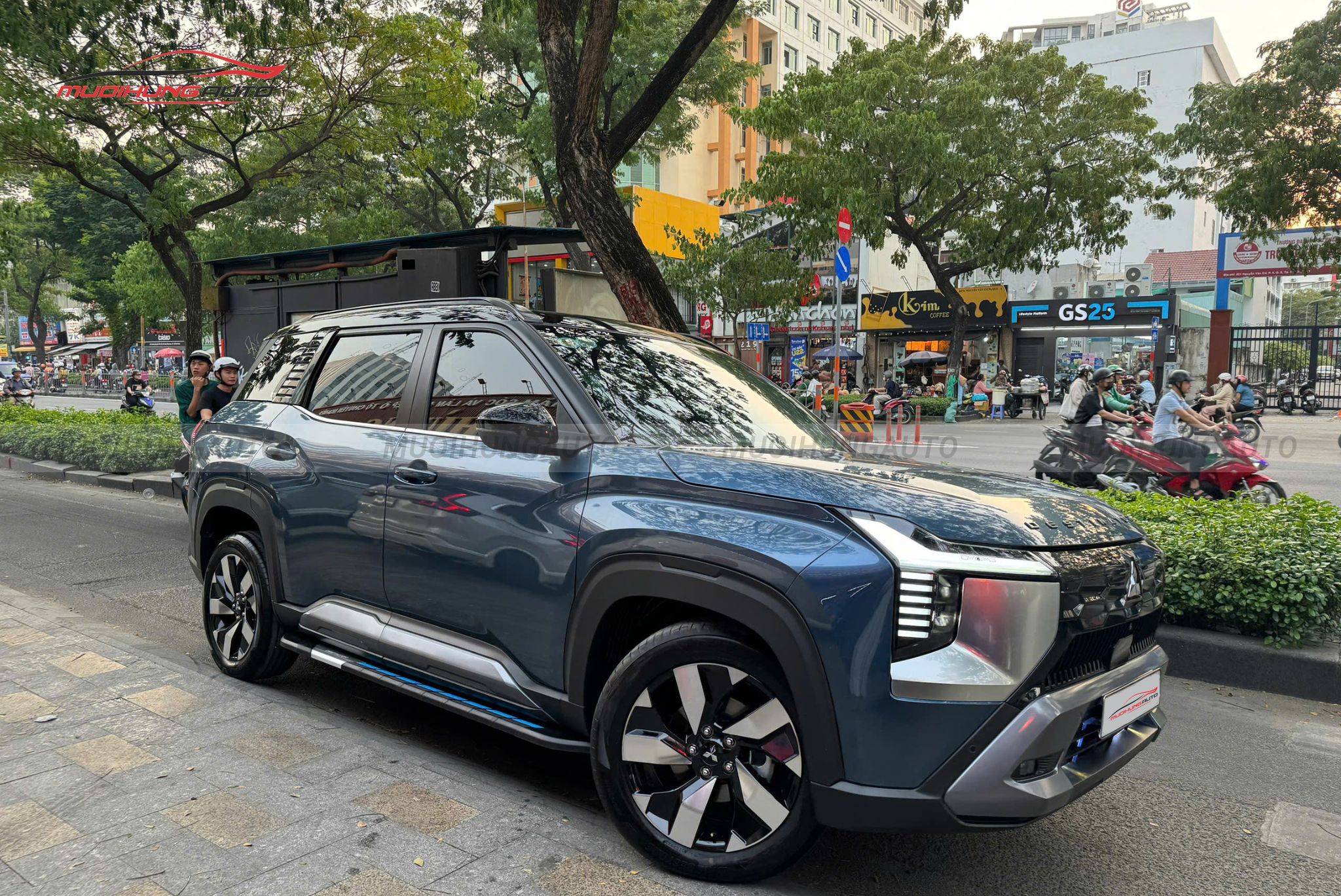 Bệ bước chân Mitsubishi Destinator 2025