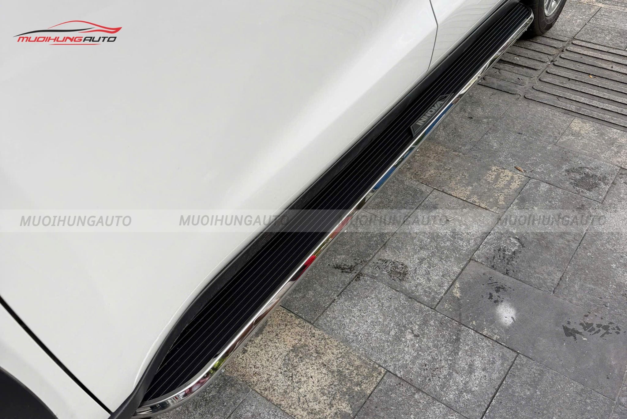 Bệ bước chân Toyota Innova 2026